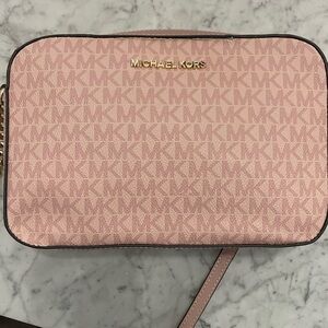 Micahel Kors Crissbody
